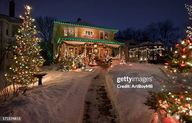 antigua histórica casa con luces de navidad - luces navidad fotografías e imágenes de stock