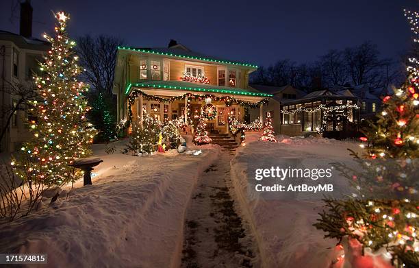 antigua histórica casa con luces de navidad - garden decoration fotografías e imágenes de stock