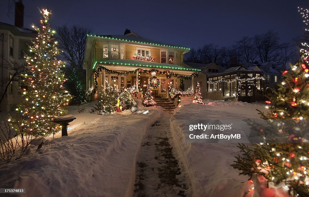 Antiga casa histórica com luzes de Natal