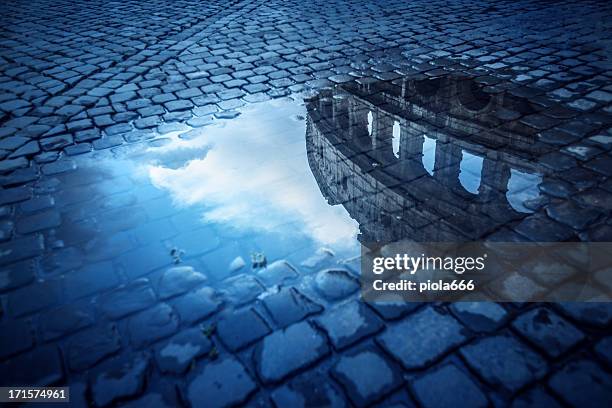 rome water reflections: the colosseum - romeinse rijk stockfoto's en -beelden