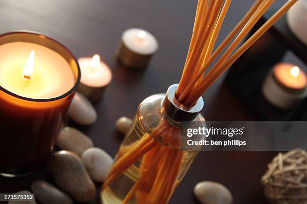 fragrance reed diffuser - aromatherapie verstuiver stockfoto's en -beelden