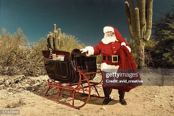 con trineo de santa claus en el desierto - christmas cactus fotografías e imágenes de stock