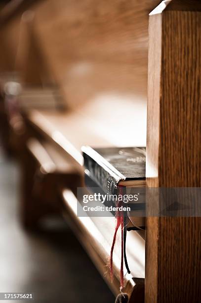 bücher in einer kirche - kirchenbank stock-fotos und bilder