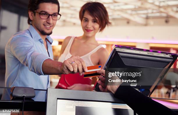 bilhetes de cinema feliz casal pagar com cartão de crédito - amor filme de 2012 imagens e fotografias de stock