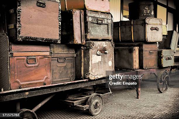 vintage gepäck auf eine eisenbahn-plattform. - gestapelt leder stock-fotos und bilder