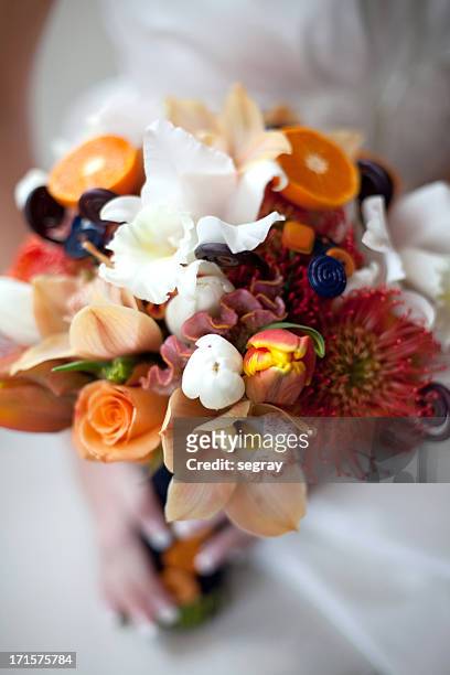 オレンジの結婚式のブーケ - bouquet orange ストックフォトと画像