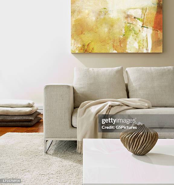 empty modern living room - coffee table stockfoto's en -beelden