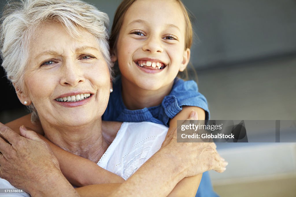 Sorridente donna anziana e la ragazza accogliendo