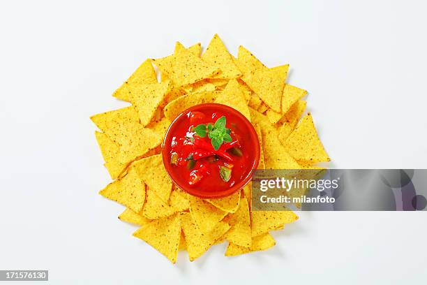 chips de tortilha com salsa souce - nachos - fotografias e filmes do acervo