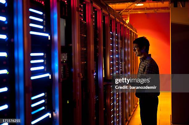 it engineer configuring servers in data center - help:category stockfoto's en -beelden