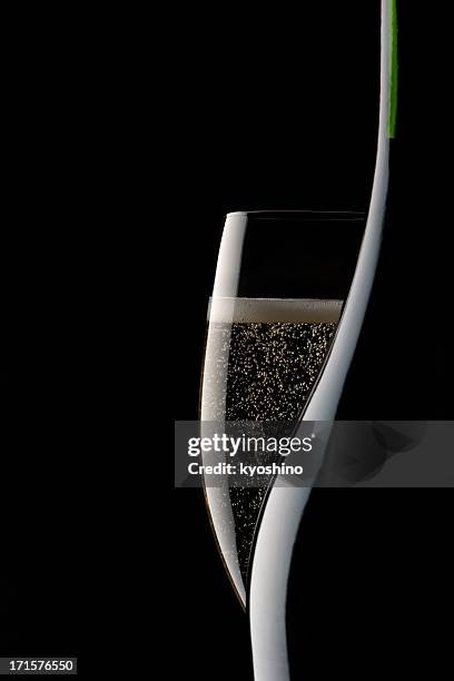 coupe de champagne et de la bouteille vide avec fond noir - champagne or photos et images de collection