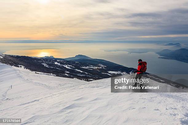 camminare con le racchette da neve su monte baldo - wintersport foto e immagini stock