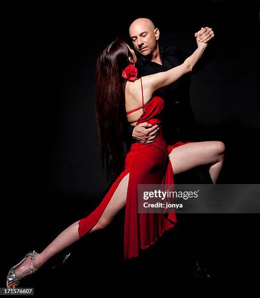 pareja de baile, el tango - tango fotografías e imágenes de stock