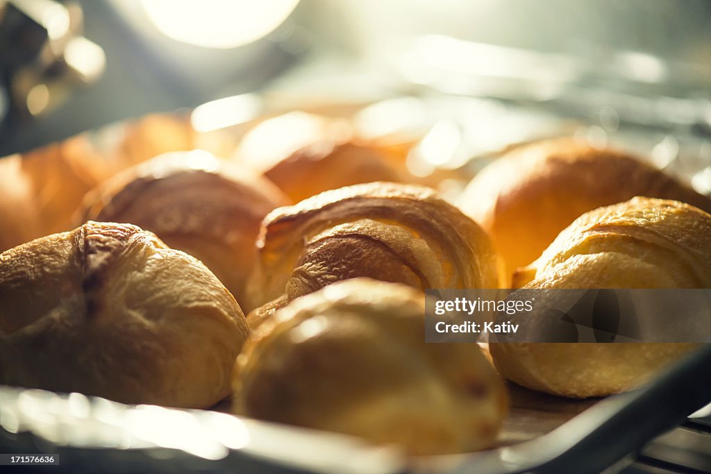 Croissants de cozedura no forno