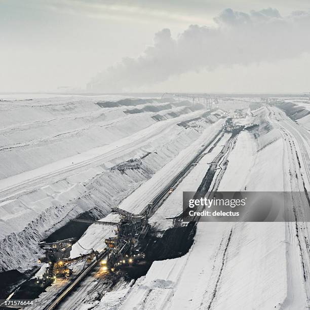 lignito la minería en invierno - mina de superficie fotografías e imágenes de stock