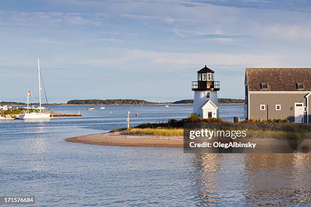 lewis bay, hyannis, faro di cape cod, massachusetts, stati uniti d'america. - hyannis port foto e immagini stock