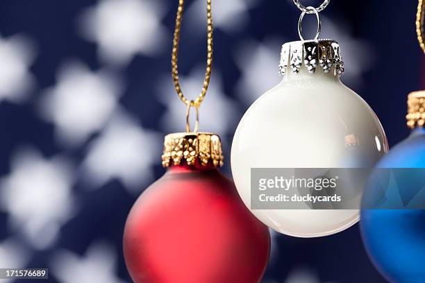 patriotische weihnachtsornamente und usa-flagge - christmas still life stock-fotos und bilder