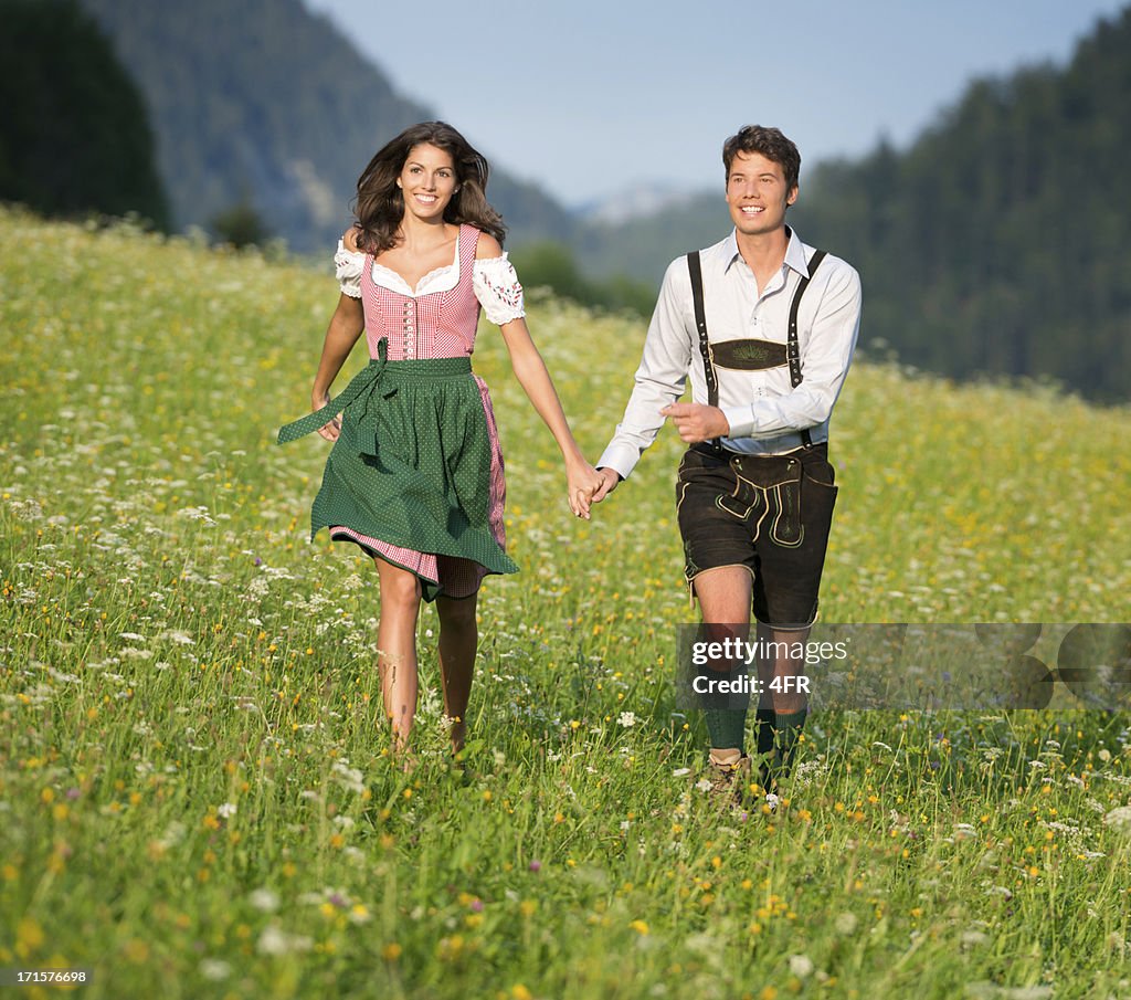 Paar in traditioneller Tracht laufen durch die Meadows (XXXL)