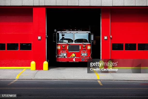 fire truck - brandweerwagen stockfoto's en -beelden
