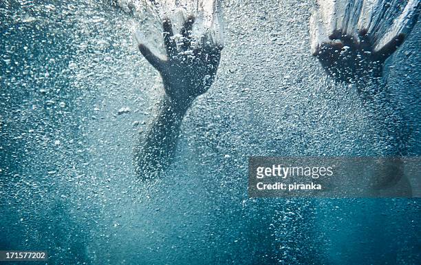 hände unterwasser - hands water stock-fotos und bilder