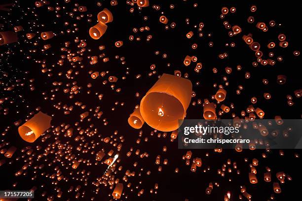 loi krathong mass lantern launch - loi krathong stockfoto's en -beelden