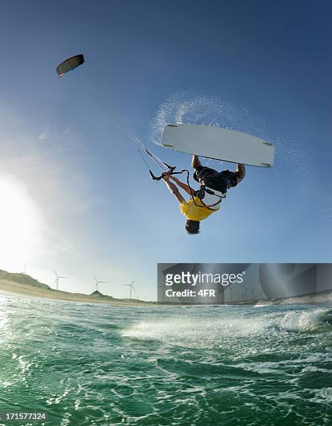 kitesurfer jump - kite surf stock-fotos und bilder