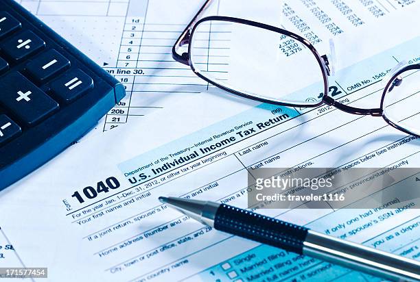 tax forms - 1040 stockfoto's en -beelden