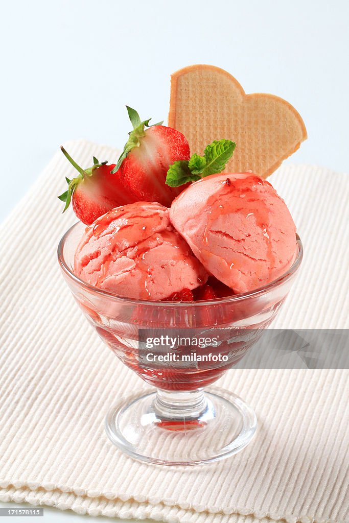 Bolas de helado de fresa icecream