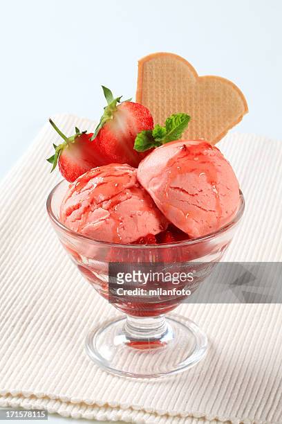 scoops of strawberry icecream - sorbetto stockfoto's en -beelden
