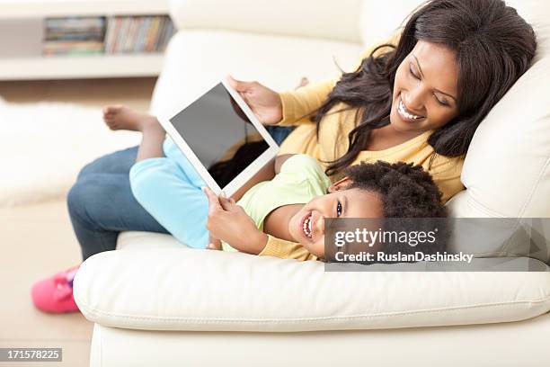 madre e figlia usando un tablet computer. - famiglia multimediale foto e immagini stock