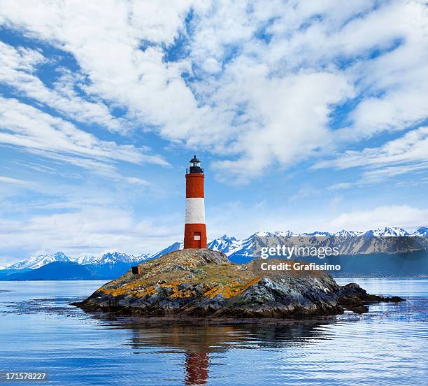 argentina ushuaia bay no canal de beagle com o farol les eclaireurs - ushuaia - fotografias e filmes do acervo