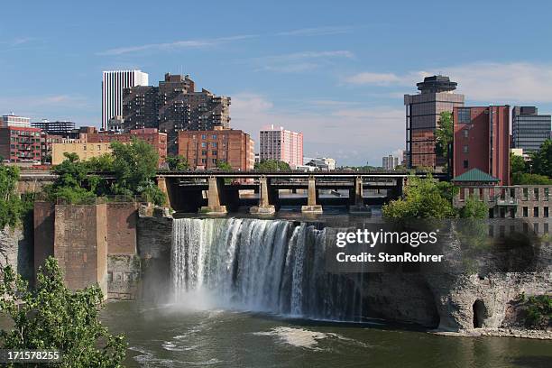 high falls area di rochester skyline di paesaggio urbano di new york - rochester new york state foto e immagini stock