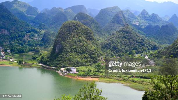 majestic karst landform peak forest - yangshuo imagens e fotografias de stock