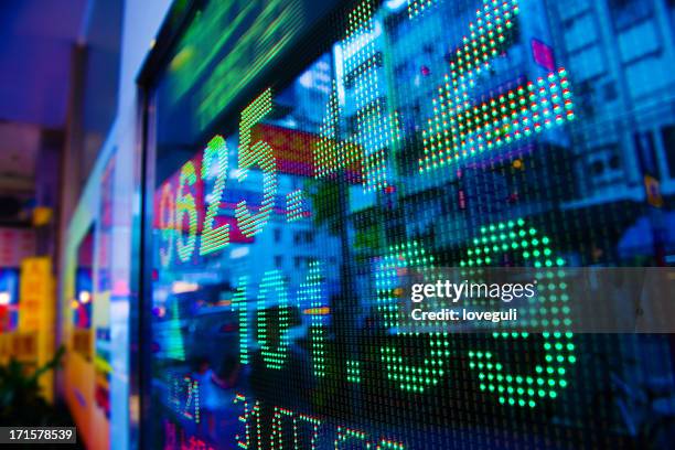 visualizar stock market charts - pantalla de comercio fotografías e imágenes de stock