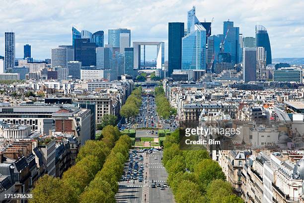 paris blick auf die stadt in richtung la defense financial district - rive droite paris stock-fotos und bilder