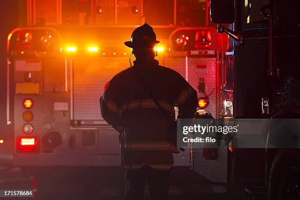 feuerwehrmann - firefighter's helmet stock-fotos und bilder