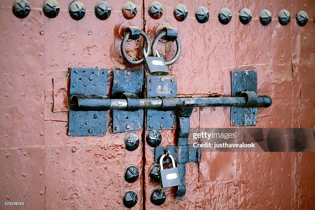 Antigua Puerta de metal y bloqueos