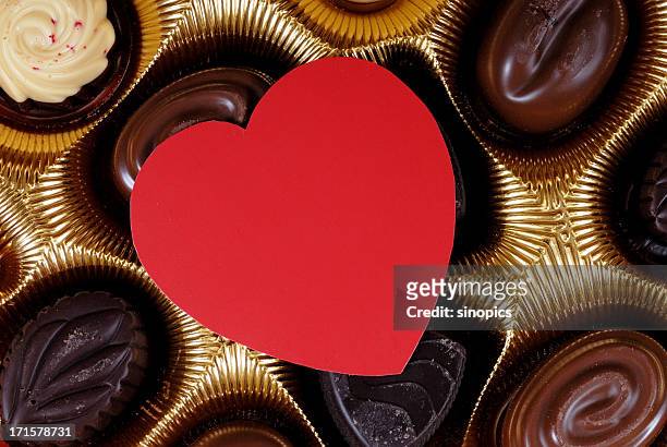 schokolade und karte - couple chocolate stock-fotos und bilder