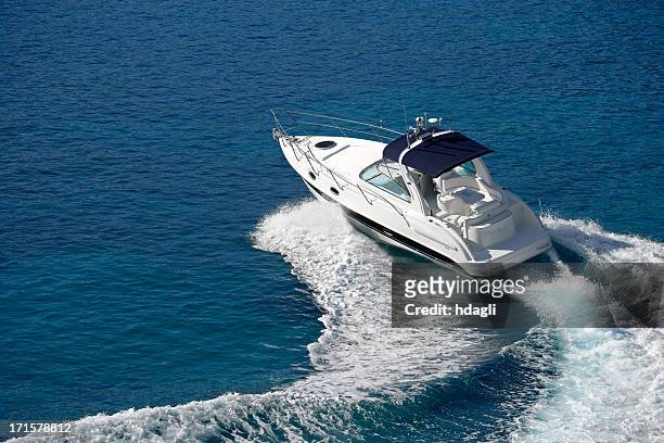 white motorboat making waves on blue water - boat in lake stockfoto's en -beelden