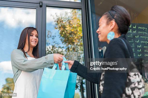 ausführender shopping einkaufstasche - grand rapids michigan stock-fotos und bilder