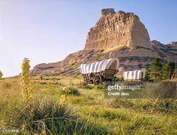 conestoga covered wagons, scotts bluff national monument, oregon trail, nebraska - scotts bluff national monument stock pictures, royalty-free photos & images