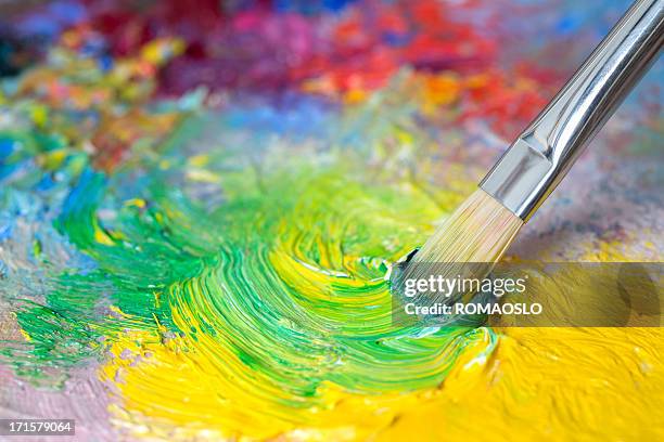 paintbrush with oil paint on a classical palette - palet stockfoto's en -beelden
