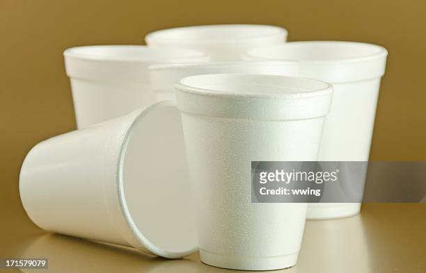 styrofoam cups - styrofoam stockfoto's en -beelden