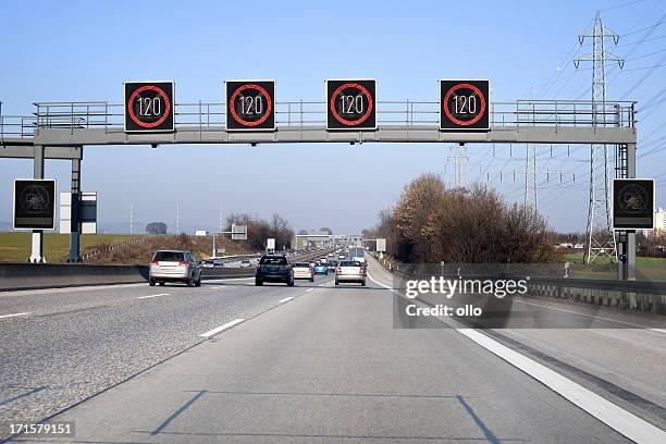 le informazioni sul traffico sistema highway- limite di velocità - autobahn foto e immagini stock