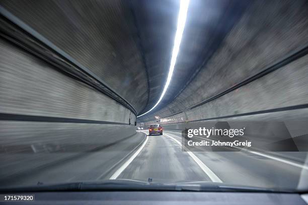 túnel de carretera - túnel de carretera fotografías e imágenes de stock