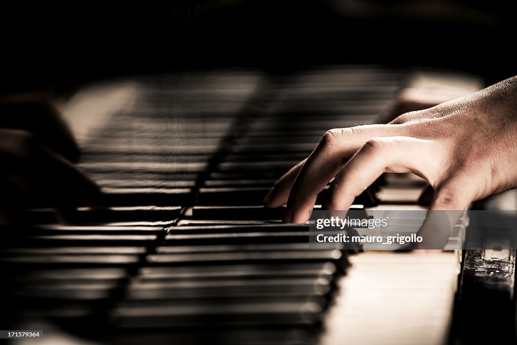 女性がピアノ