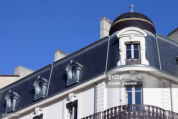 haussman building in paris, france - architecture urbanisme stockfoto's en -beelden