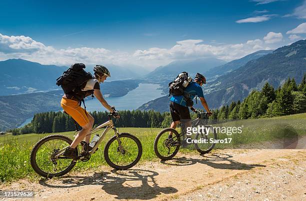 carinthian lake downhill, austria - mid adult couple stockfoto's en -beelden