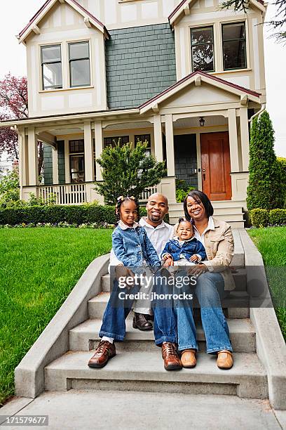 happy african american family at home - happy family home outdoors stockfoto's en -beelden