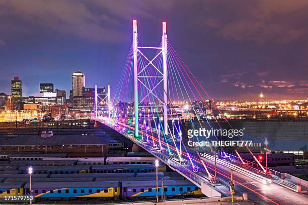 nelson mandela bridge sunset - zuid afrika stockfoto's en -beelden